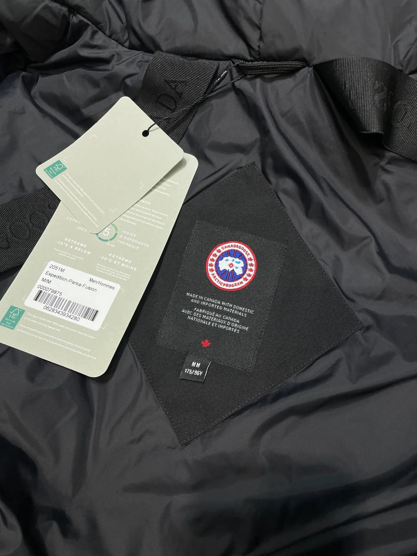 P910 special version 🌟 🇨🇦CANADA GOOES 24 new models 08 models/couple models Factory direct supply: supplying global purchasing agents, micro-business, entities, Tmall, high-end stalls and studio cooperation, free shipping! Canada Goose Expedition Parka 2008 is the same style for men and women. It is mid-length and the most timeless classic. All Arctic and Antarctic scientific expedition teams choose Canada Goose as their cold-proof equipment. It is the Rolls-Royce of down jackets. ➖ Industry-leading anti-counterfeiting chip sensing. ➖ Imported Behringer embroidery machines and customized embroidery labels, the highest level and industry leading. ➖ Imported Korean 21-count polyester-cotton blended original fabric, TC85 waterproof coated fabric, water-repellent, windproof and wear-resistant. ➖ The new national standard 80 white duck down is filled with an average of 520 grams of down. The amount of down filled is industry-leading. ➖ 100% nylon lining with double double-layer sealing design to prevent velvet running, and seamless thread design on the cuffs! ➖ Western Canadian Green Wolf Collar. ➖ Yoshida YKK provides original factory-customized electroplated sliders. YKK two-way lockable zippers are tight and smooth and do not peel off paint. ➖ 3M composite Velcro is durable and the accessories and hardware are all custom-made. Note: Our copywriting is only simple and clear. Instead of bragging about the copywriting, it is better to compare and understand with samples. Only for the purest goose, the most dedicated, the most professional, the highest quality, the highest cost performance!  Size:XS-XXL